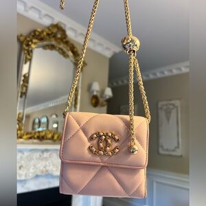 2023 Chanel 19 wallet in light pink/neutral